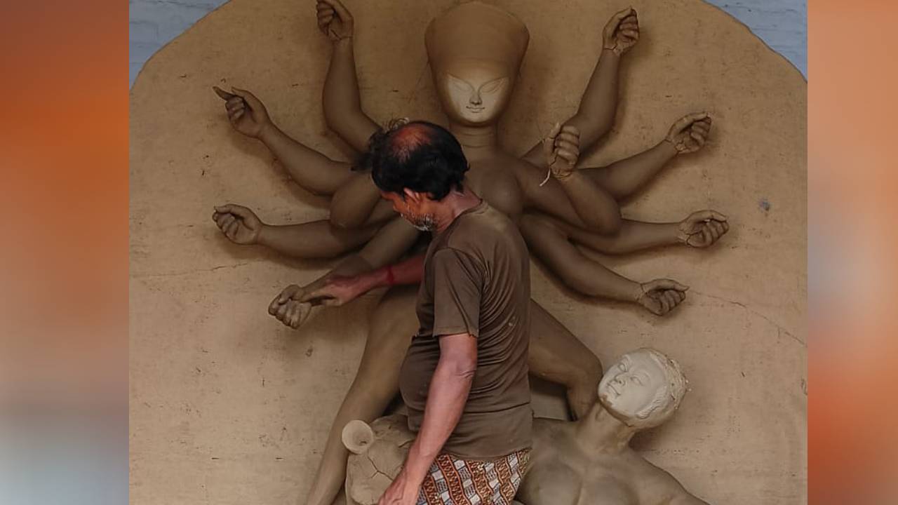 ৫১৭ বছরে জলপাইগুড়ির বৈকুণ্ঠপুর রাজবাড়ির দুর্গাপুজো, বাঘ বাহনে তপ্ত কাঞ্চনবর্ণা দেবীর আরাধনা