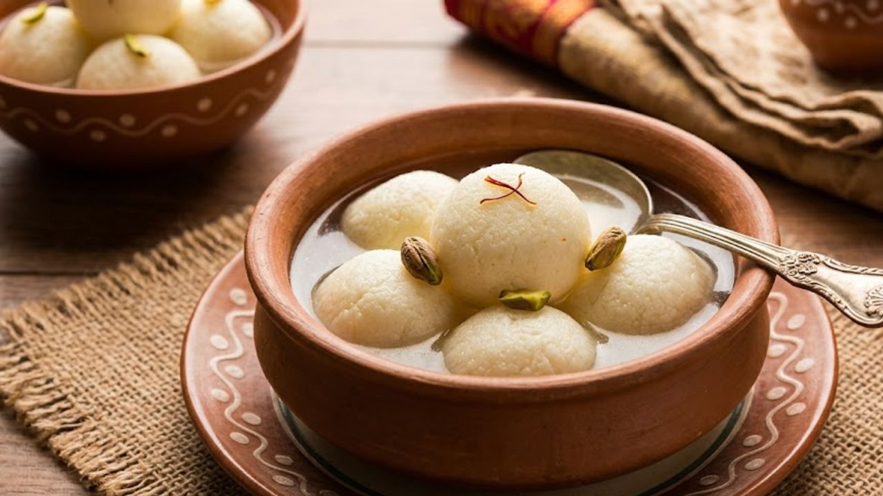 বাড়িতে বানানো রসগোল্লায় জমুক পুজোর মিষ্টিমুখ! জেনে নিন কীভাবে বানালে হবে তুলতুলে নরম