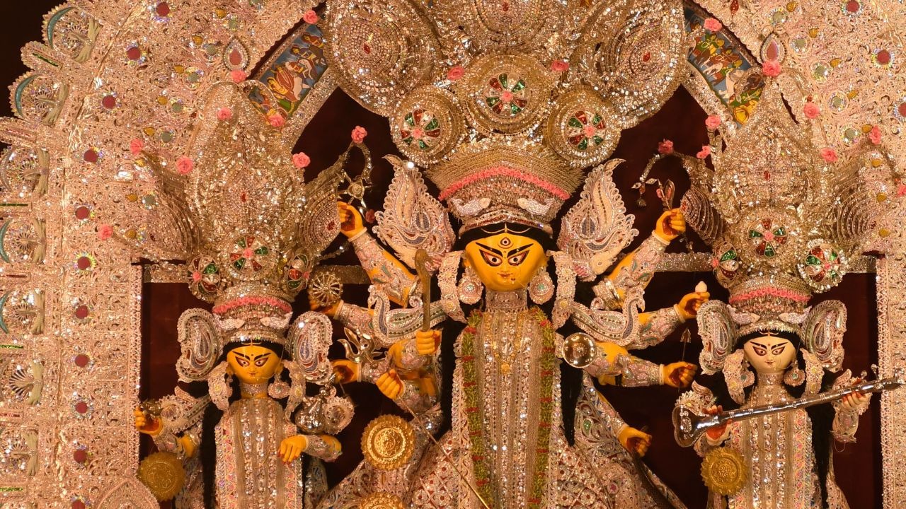 কোন হাতে কোন অস্ত্র থাকে দেবী দুর্গার?