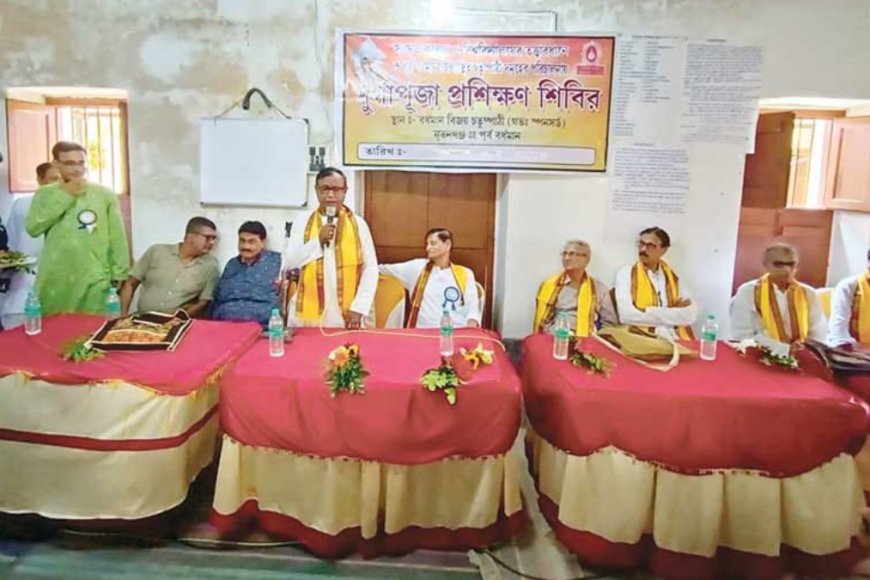 মাতৃবন্দনায় এই বছর জেলায় অভিনব উদ্যোগ, পুরোহিত প্রশিক্ষণ কেন্দ্রে পুরুষদের পাশাপাশি তালিম নিচ্ছেন মহিলারাও!