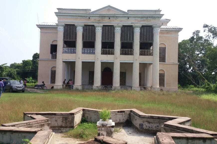 ইতিহাসের সঙ্গে জড়িয়ে আছে এই জমিদারবাড়ির নাম, তবু পুজো এলেই বাড়ির মহিলাদের ঠেলে দেওয়া হয় অনেকদূরে