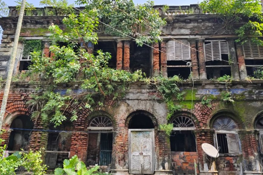 ঘোষ জমিদারদের প্রতিমা নিরঞ্জন হয় স্নান না করিয়েই, বাড়ির মেয়েরাও শ্বশুরবাড়ি যান বিনা স্নানেই