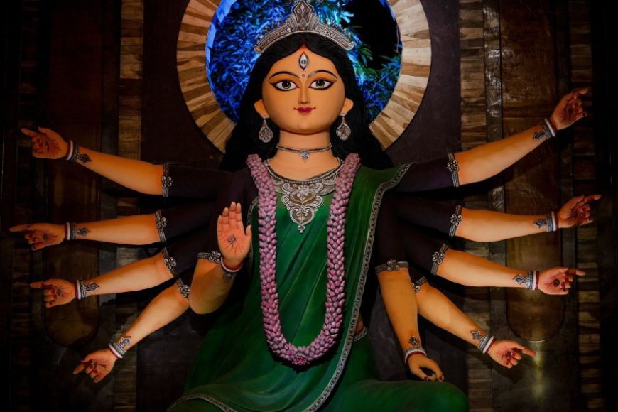 ৩০ ফুটের দুর্গাপ্রতিমার উন্মোচন করল হাজরা পার্ক দুর্গোৎসব, ৮৩তম বছরের থিম ‘দৃষ্টিকোণ’