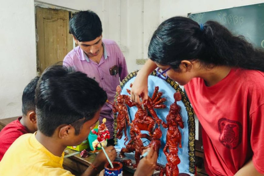 উৎসবের আলোয় আলোকিত পুরুলিয়ার প্রত্যন্ত গ্রাম! সাংবাদিকতার ছাত্রছাত্রীরা পড়ালেন মানবিকতার পাঠ