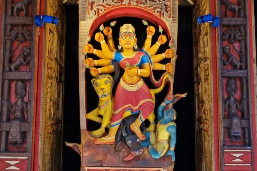 শান্তিনিকেতনের কৃষ্টি, শিল্প ও আদিবাসী সংস্কৃতির মেলবন্ধনে ২৫ বছরের হীরালিনী দুর্গোৎসব, এ বছরের বড় আকর্ষণ কাঠের খোদাই করা নতুন দুর্গামূর্তি