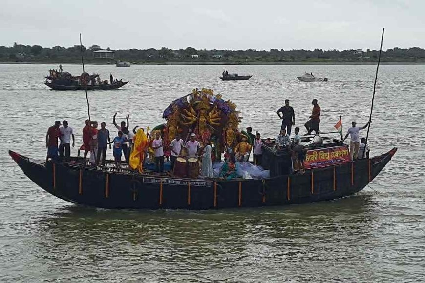নদীতে কাল্পনিক সীমারেখার দুই ধারে দুই বাংলার প্রতিমা বিসর্জন, এই পাড়ে জমিদার বাড়ির প্রতিমা দিয়ে শুরু ইচ্ছামতীতে নিরঞ্জন