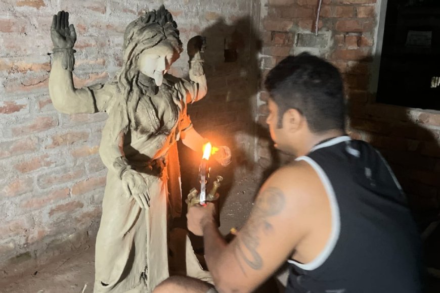 কলকাতা পুলিশের কর্মী হয়েও শৈশবের শিল্পী সত্ত্বায় পড়েনি ভাটা, কালী মূর্তি গড়ে মাতৃ আরাধনায় ট্রাফিক সার্জেন্ট