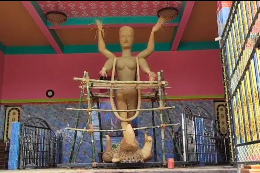 শাঁখারির কাছে চেয়ে শাঁখা পড়েছিলেন, সেবায়েত দেখেন জলের নীচ থেকে উঠে আসা দুই হাতে শাঁখা, গায়ে কাঁটা দেবে এই কালীর গল্প