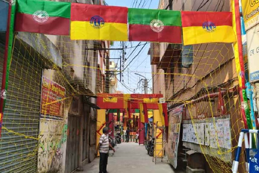 একদিকে ইস্টবেঙ্গল, একদিকে মোহনবাগান, মধ্যমগ্রামের এই কালীপুজোয় কলকাতা ডার্বির ছোঁয়া, প্রতিমা কোথায় রয়েছে দেখুন