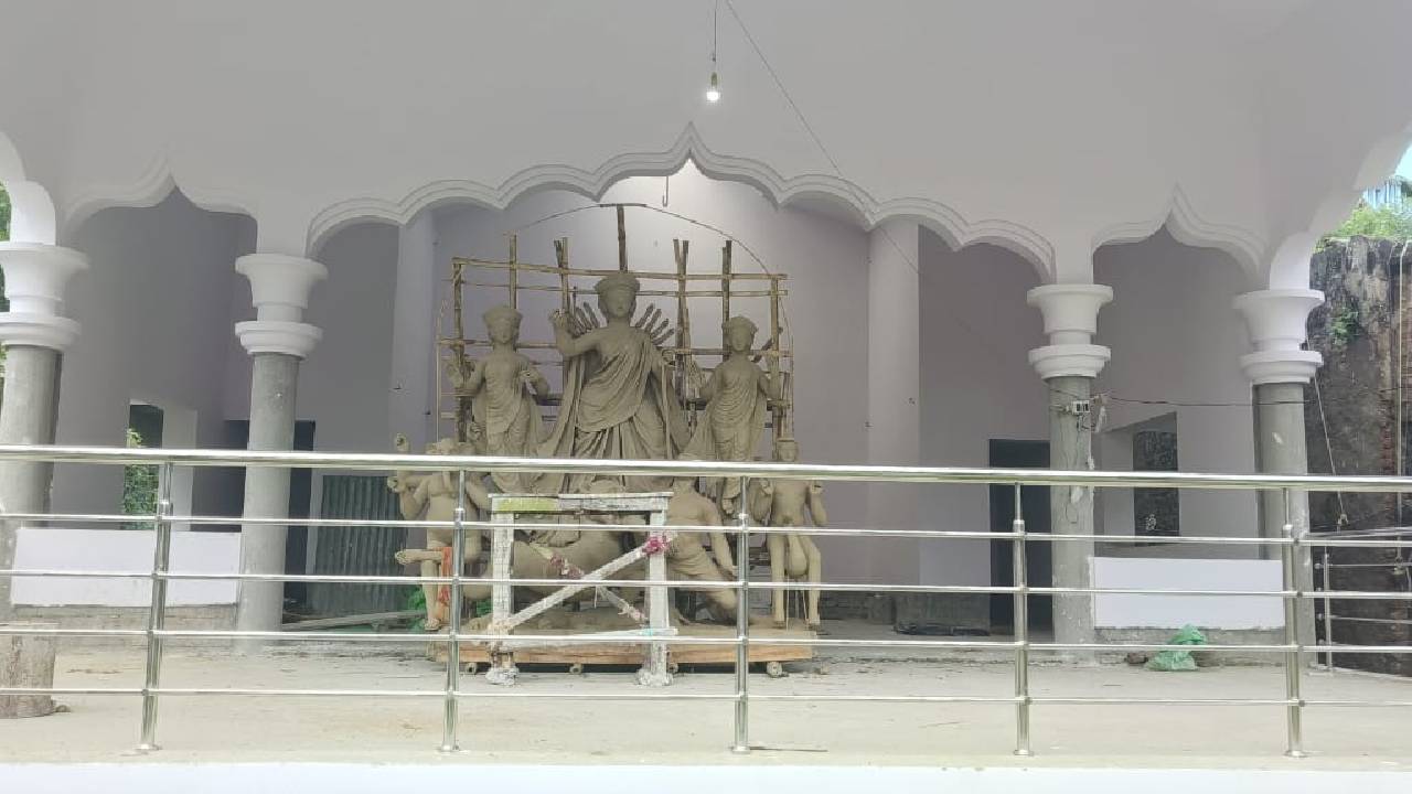 পূজিত হন দু’হাতের দেবী দুর্গা, বিসর্জনের আগে ওড়ানো হয় নীলকন্ঠ পাখি, বনগাঁর দত্তবাড়ির দুর্গাপুজোর ইতিহাস জানলে গায়ে কাঁটা দেবে