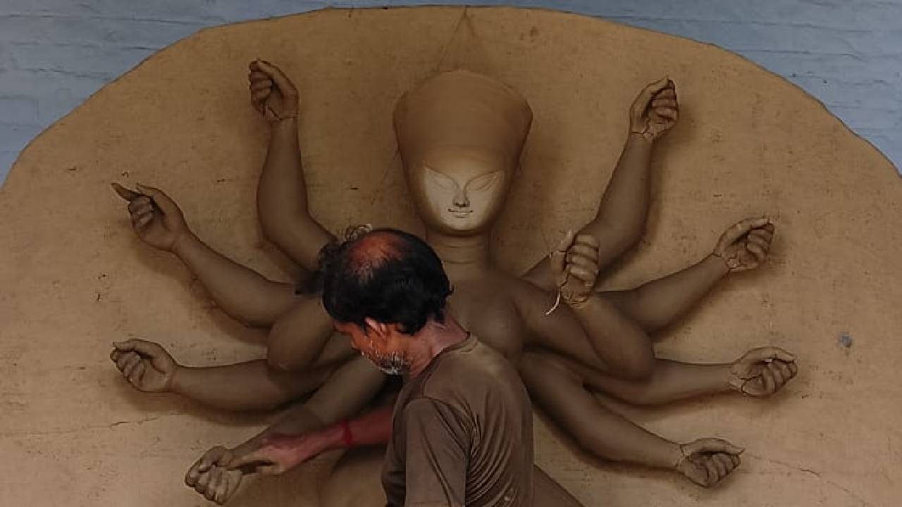 ২১৫ বছরের পুরনো এই পুজোয় মা দুর্গা সাজেন রাজবংশী বধূর সাজে