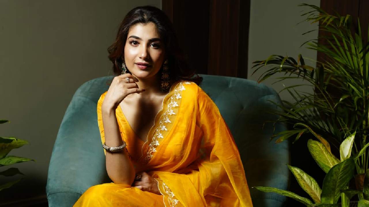 Exclusive: অষ্টমীর সকাল হোক বা নবমীর রাত, শাড়িতেই নজর কাড়তে চান? রইল লহমার ফ্যাশন টিপস