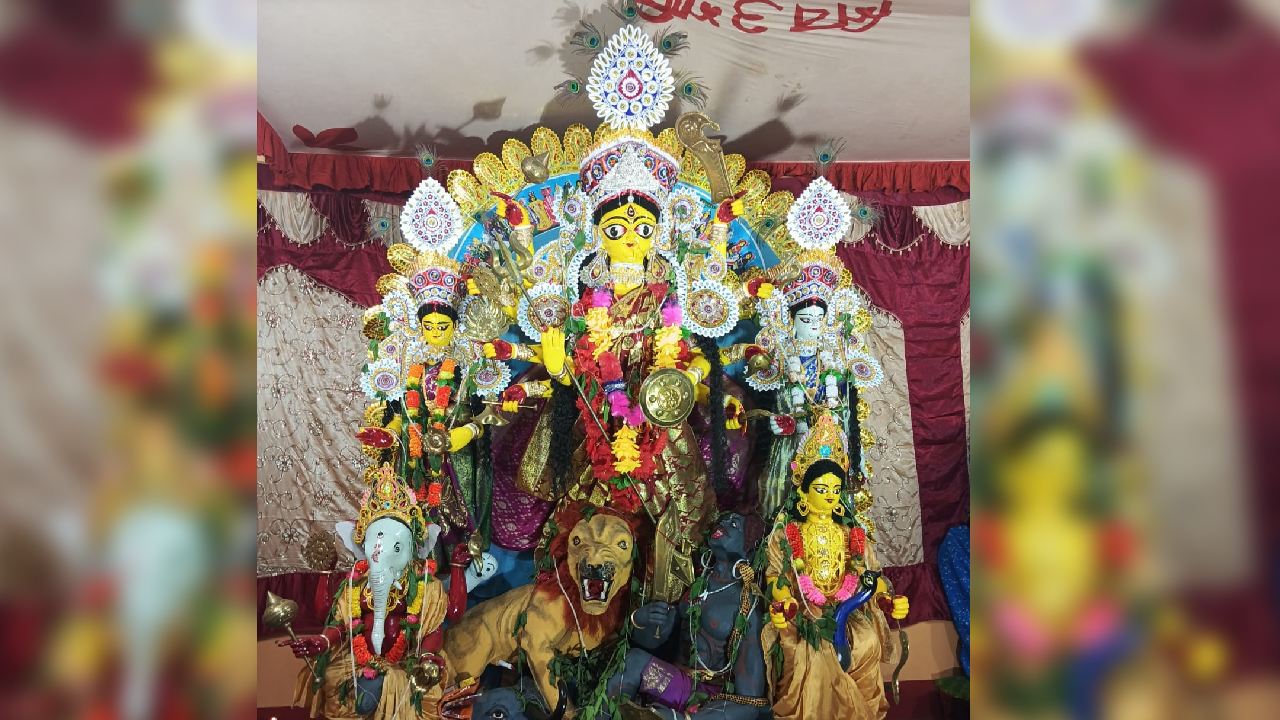 ব্যানার্জি বাড়ির 'জাগ্রত দুর্গা' দেখতে ভিড়ে জমে সুতির আট পলগাছিতে