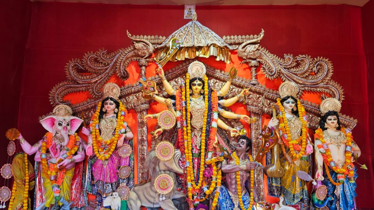 মধ্যমগ্রামে দুর্গাপুজো কাটবে 'অবসর'-এ! 