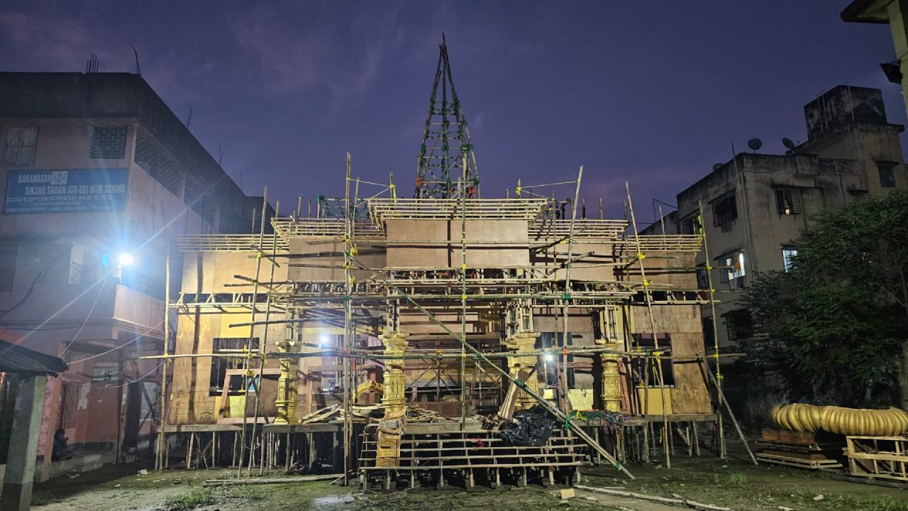 ৭৫ বছরে বরাহনগর কর্মী সংঘের দুর্গাপুজো, ধর্মীয় উৎসব ছাপিয়ে সমাজসেবার বিশেষ উদ্যাপন