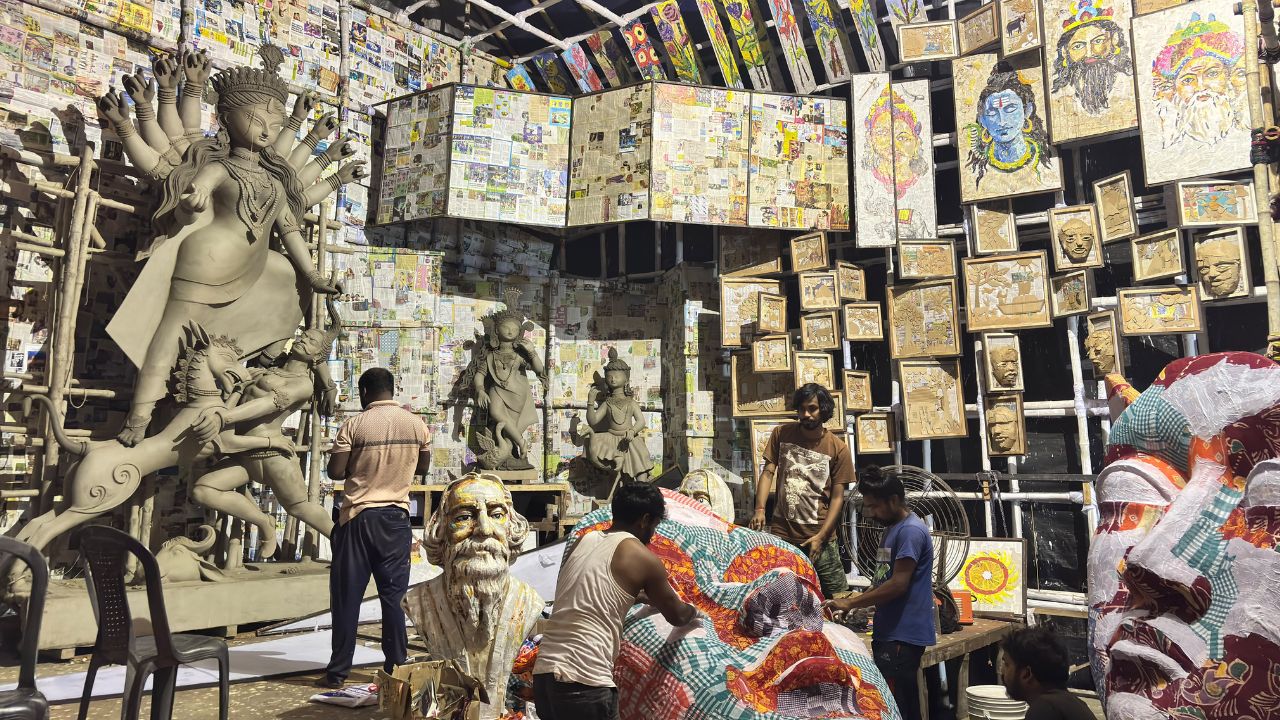 শিল্প-সমাজ-স্মৃতির টুকরো 'কোলাজ' এবার বাগুইআটির রেলপুকুর ইউনাইটেড ক্লাবে! 