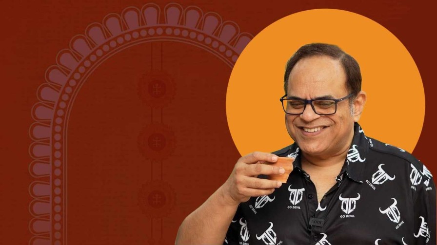 ‘কলাবউ’ সেজে নাচ, গ্যাস বেলুন আর কমিকস!