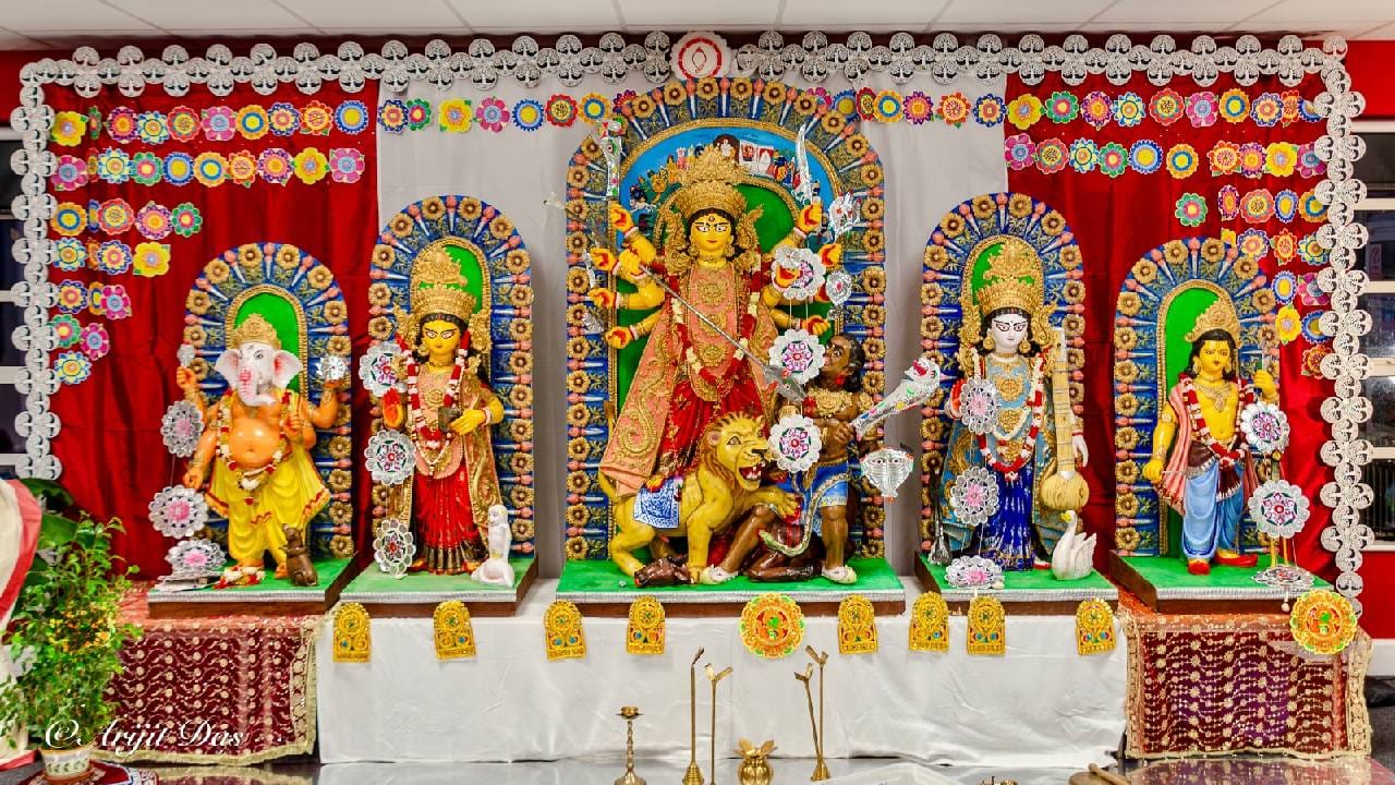 'শিকড়ের কাছে ফেরা', কেমব্রিজের ইন্ডিয়ান কালচারাল সোসাইটির দুর্গাপুজোয় বিশেষ জাঁকজমক, রজতজয়ন্তী বর্ষে কী কী চমক? 