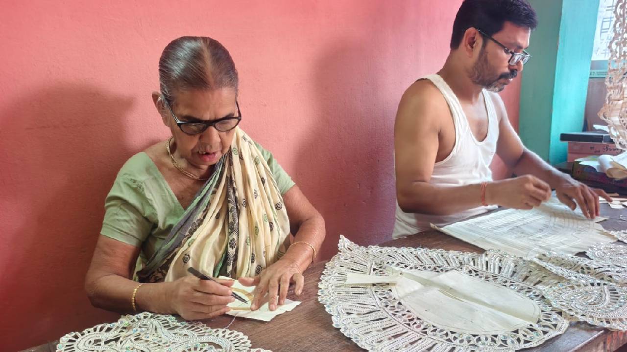বিলুপ্তির মুখে রোহিণী মালাকারের পরিবারের 'ডাকের সাজ'