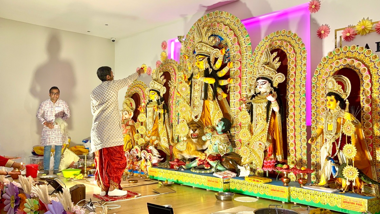 বেলজিয়ামে ‘তেরো পার্বণ’-এর দুর্গোৎসবে এবারের ভাবনা মহানায়ক উত্তম কুমারের জন্মশতবর্ষ