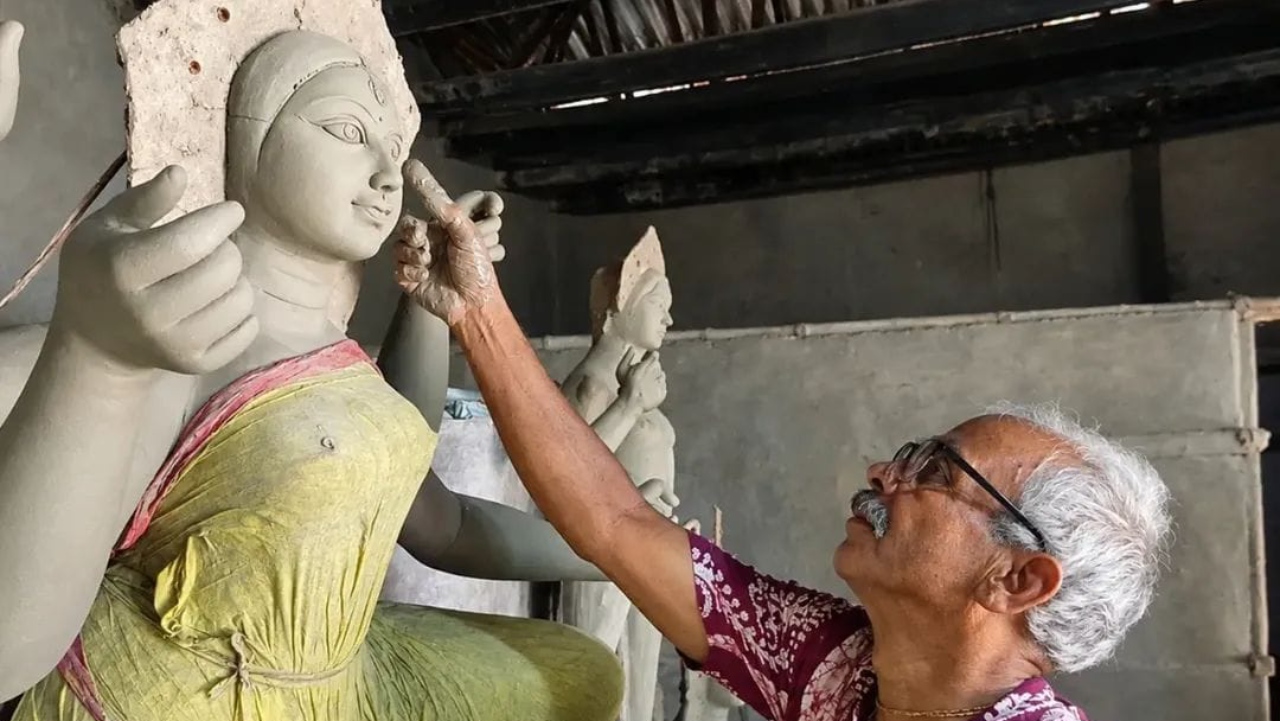 ৩৫০ বছরের পুরনো পুজোয় আজও মেতে ওঠে পিংলার সিংহ বাড়ি