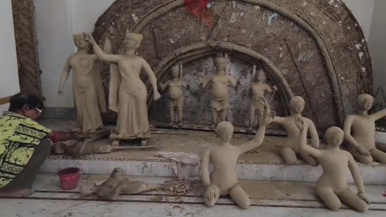 জোগাড়ের দায়িত্বে পুরুষরা, মহিলারা শুধু সামিল পুজোর আনন্দে, মালদহের প্রাণকেন্দ্রে ৩৫০ বছরের এই পুজো, আজও আগলে রেখেছে আদি কংসবণিক পরিবার