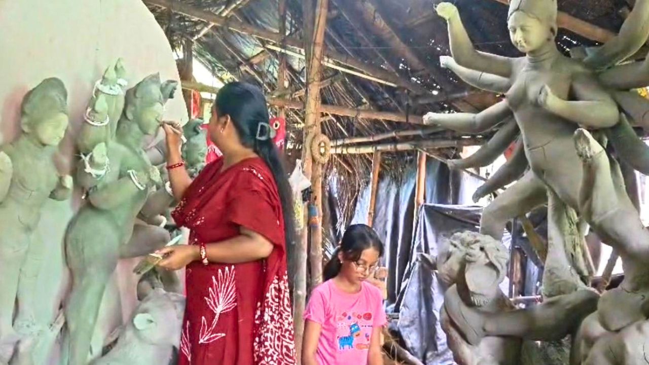 মৃৎশিল্পে নতুন প্রজন্মের হাতেখড়ি! মায়ের সঙ্গে দশভূজার প্রতিমা গড়ার কাজে পঞ্চম শ্রেণির পারিধি