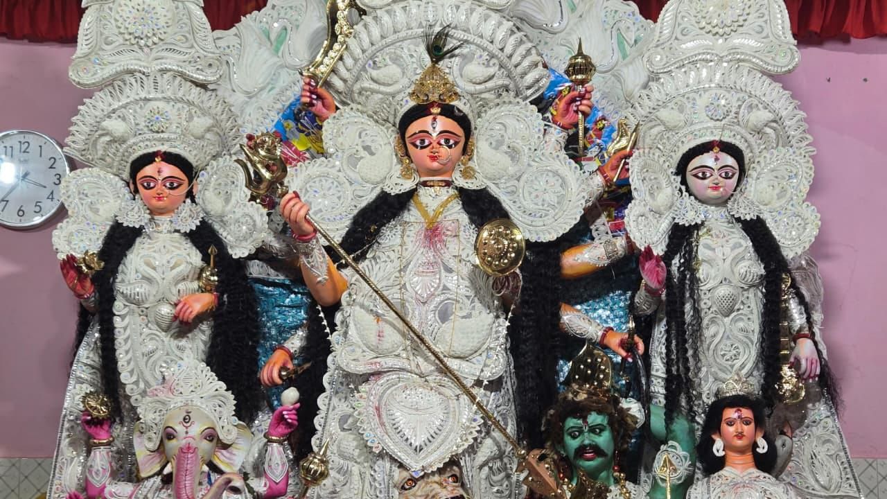 বোধনের দিনেই উড়ে আসে ঝাঁকে ঝাঁকে প্রজাপতি! ৪০০ বছরের রহস্যে মোড়া জঙ্গিপুরের ঘোষাল বাড়ির পুজো