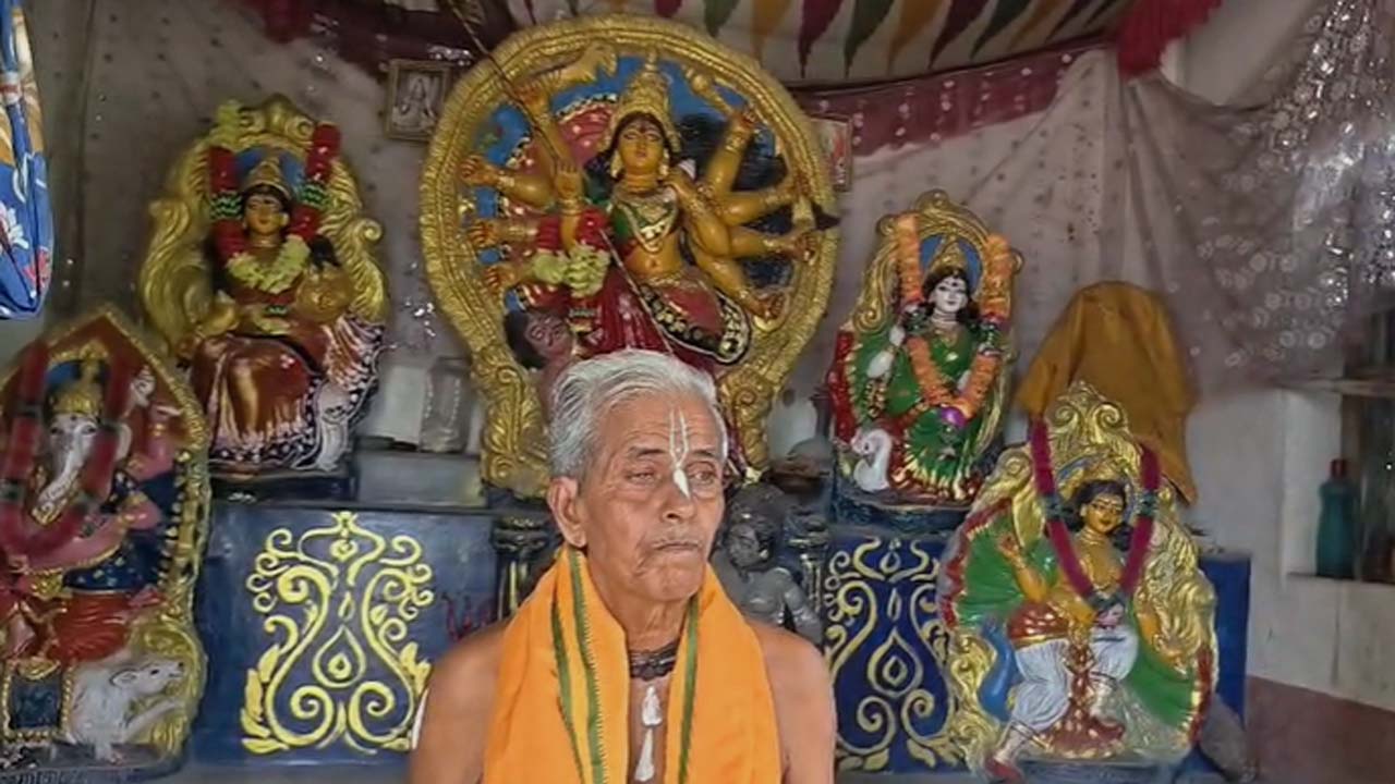 স্বপ্নাদেশে দুর্গাপুজো, পুরোহিত ছাড়াই নিজের হাতে মায়ের আরাধনায় দৃষ্টিহীন মুকুন্দ ঘরামি