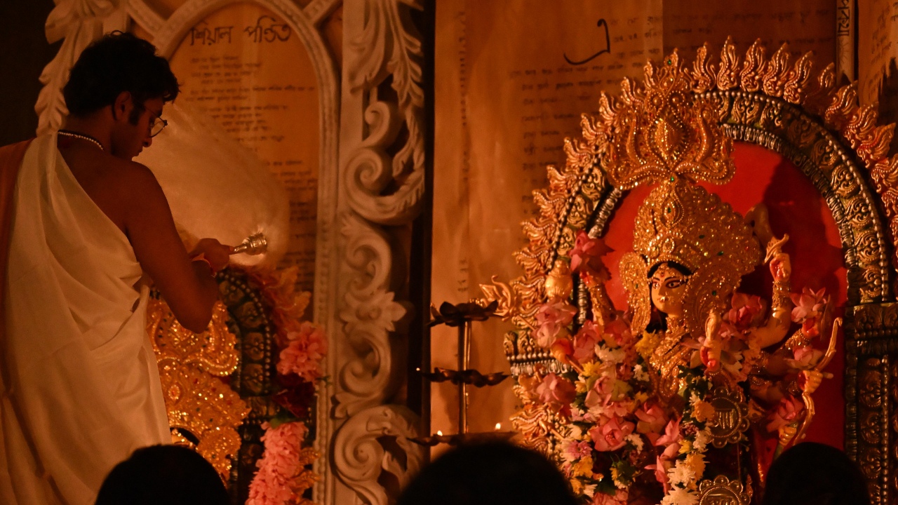 ‘ঠাকুরমার ঝুলি’র পর এবার গ্রামবাংলা, নটিংহ্যামের পুজোয় হস্তশিল্পের আবহ