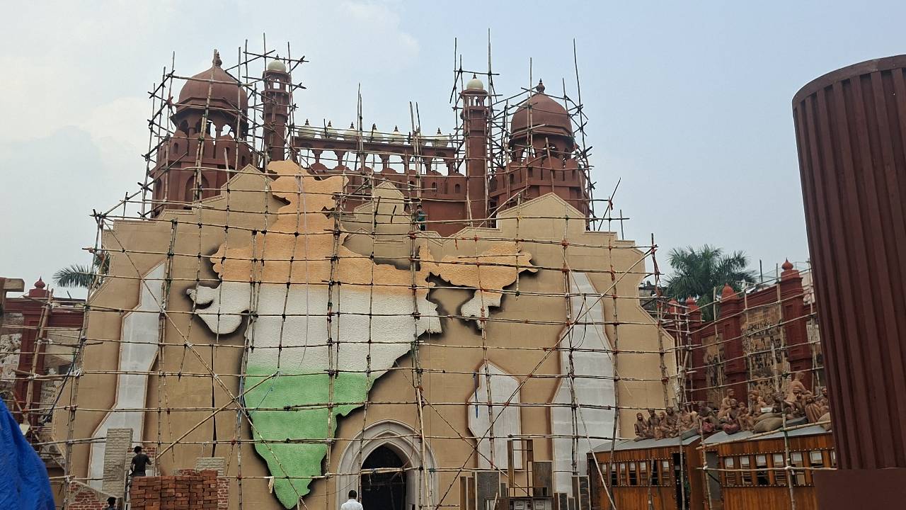 ‘বন্দেমাতরম’-এর ১৫০ ও শ্যামাপ্রসাদের ১২৫ বছর, ৯১তম বর্ষে দেশভাগের ক্ষত ও মাতৃ বন্দনায় সেজে উঠছে সজল ঘোষের সন্তোষ মিত্র স্কোয়ার