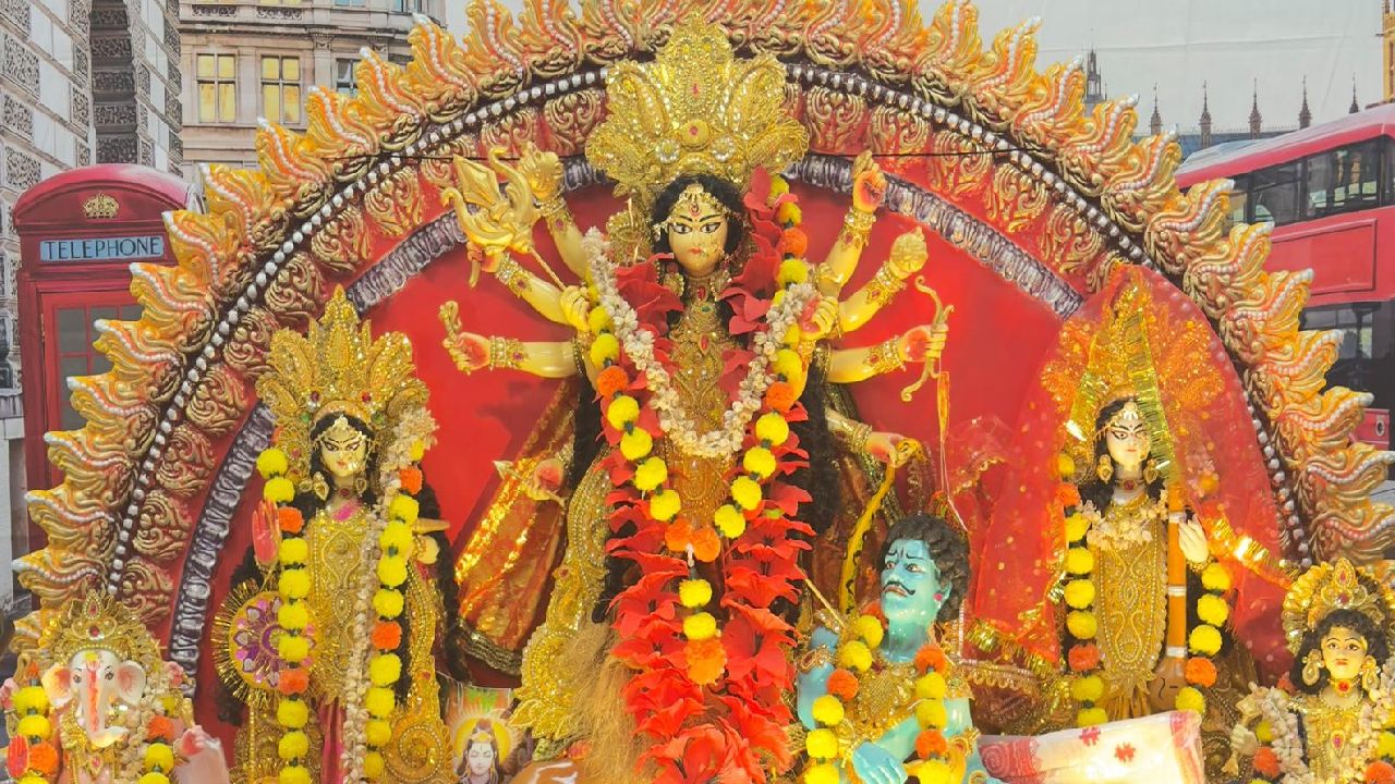 হাতে আঁকা আলপনা, ব্রিটেনে একটুকরো বাংলার গ্রাম! পুজোর আর তর সইছে না কেন্টে