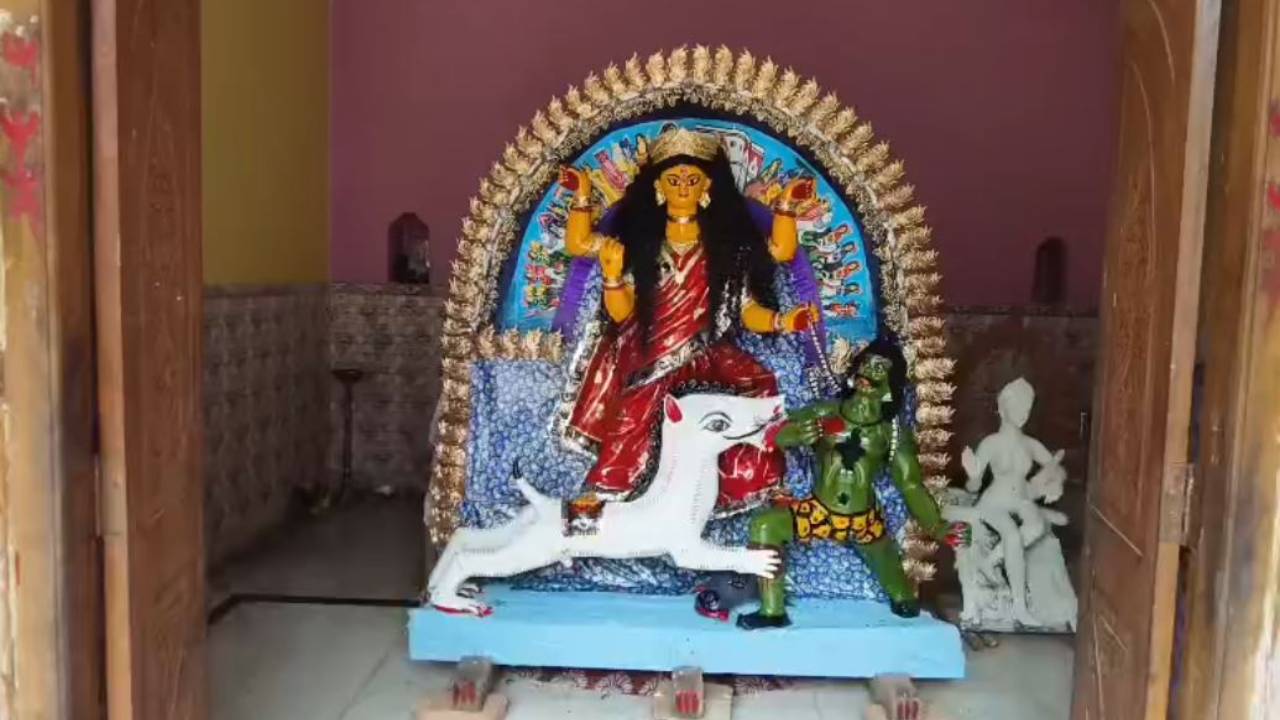 দুর্গা, সিংহ আর অসুর—এই তিন পুতুলেই পুজো! জজানের ৫০০ বছরের রহস্যময় ঐতিহ্য