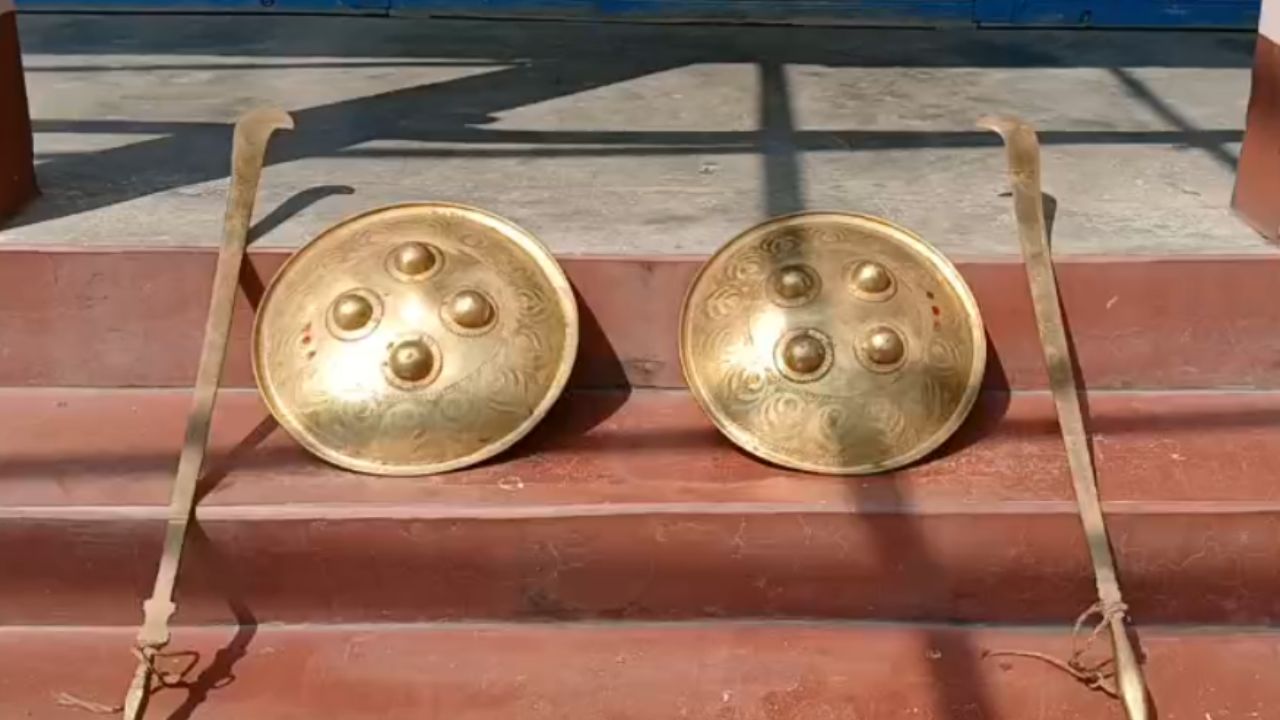 সিন্দুক খুললেই যুদ্ধের তলোয়ার-প্রাচীন মূর্তি! ৮০ বছরের পুরনো ঐতিহ্যে অনন্য জটেশ্বরের শিকদার বাড়ির পুজো