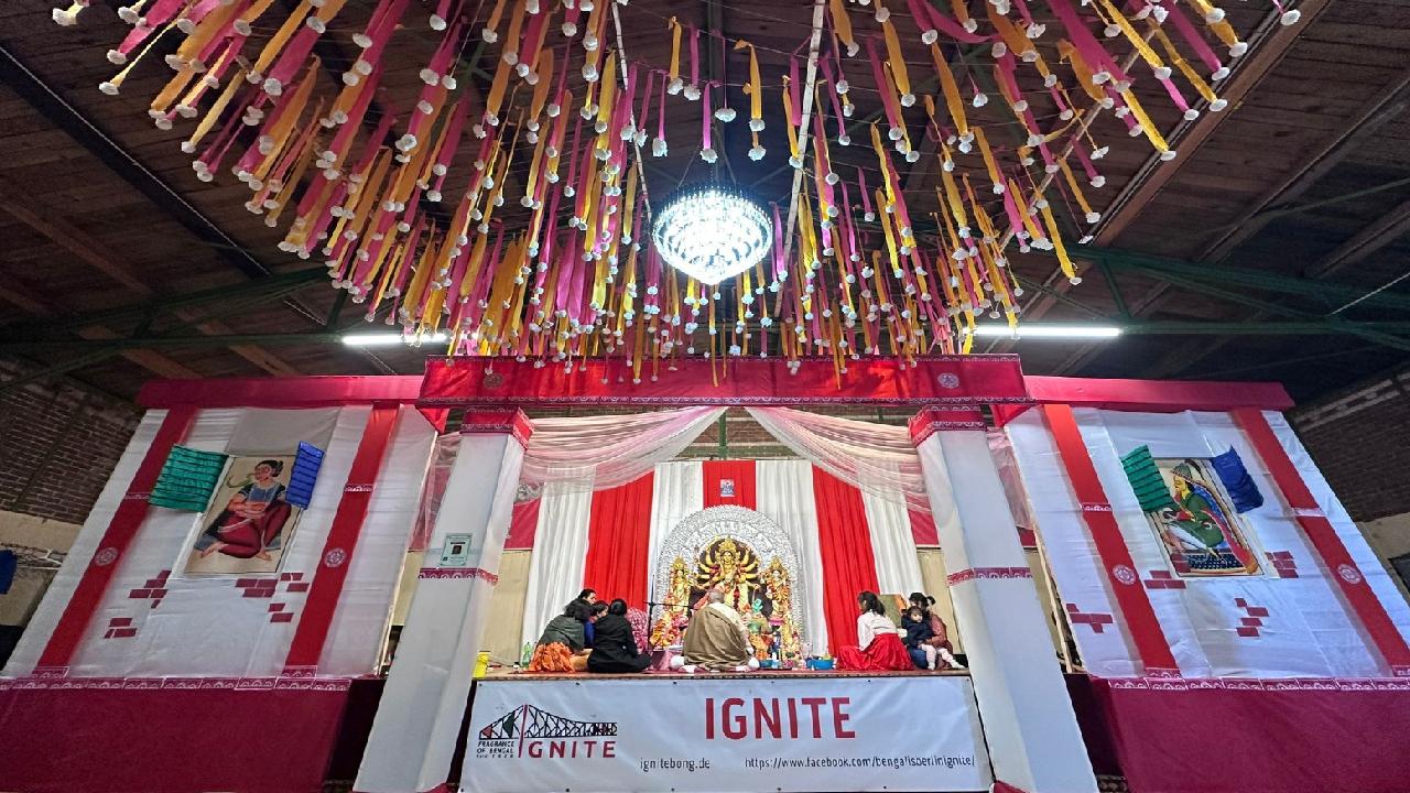 অষ্টমীর সন্ধেয় বার্লিনে বাংলা ব্যান্ডের গান, দুর্গা পুজোয় ছ'দিন হইহই জার্মানির বুকে