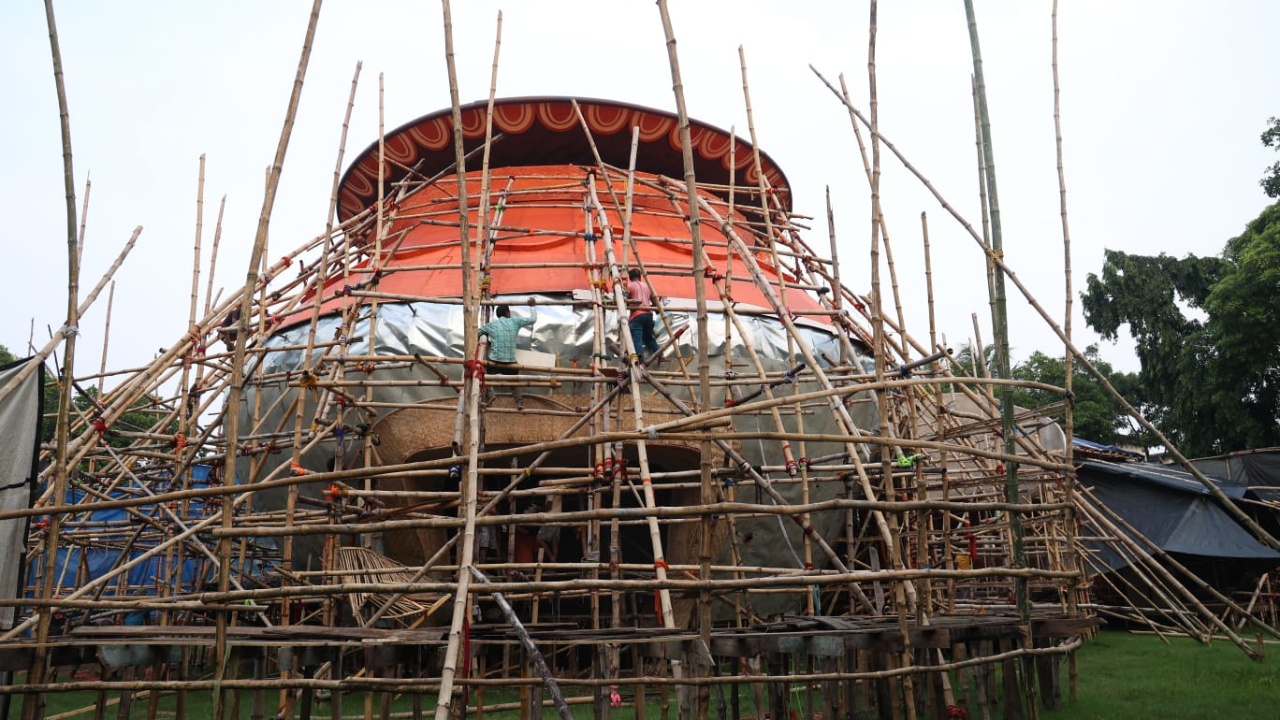 ‘আমার সন্তান যেন থাকে দুধে ভাতে’, খিদের গল্প বলছে সল্টলেক এ কে ব্লকের পুজো