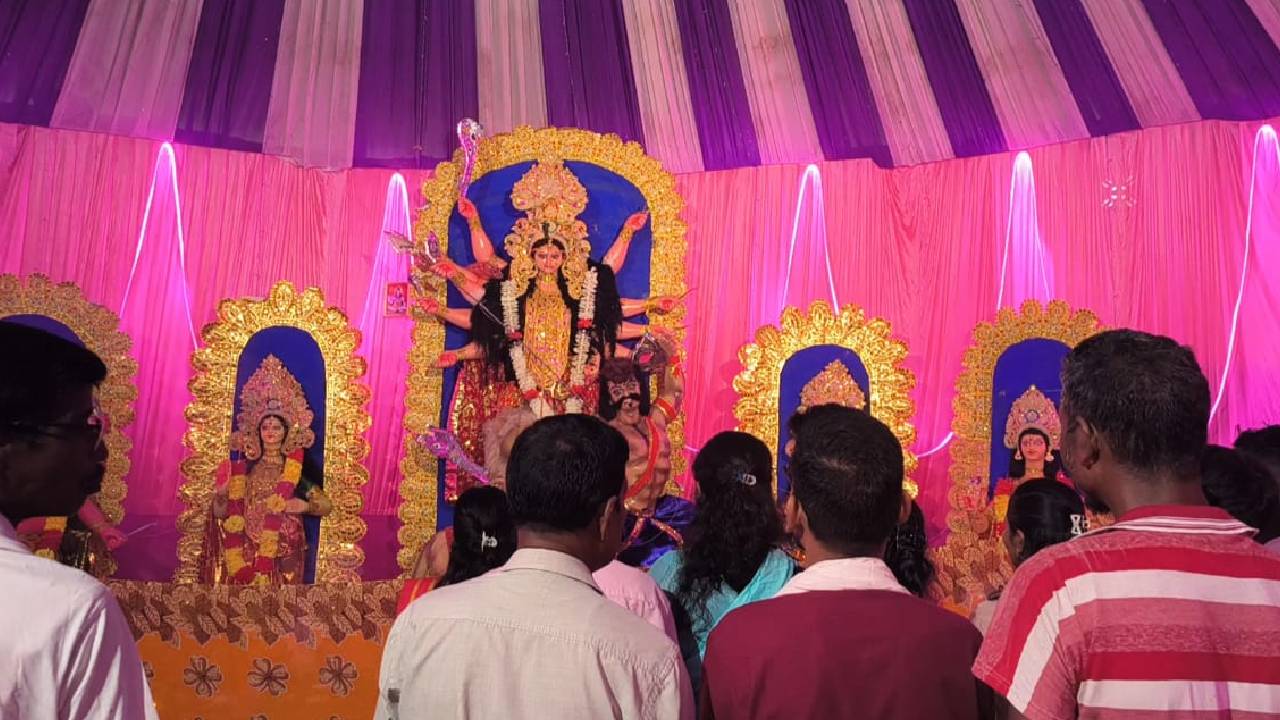 জঙ্গলের গভীরে দেবীর আগমন, মাদলের তালে বরণ ‘বনদুর্গা’কে!