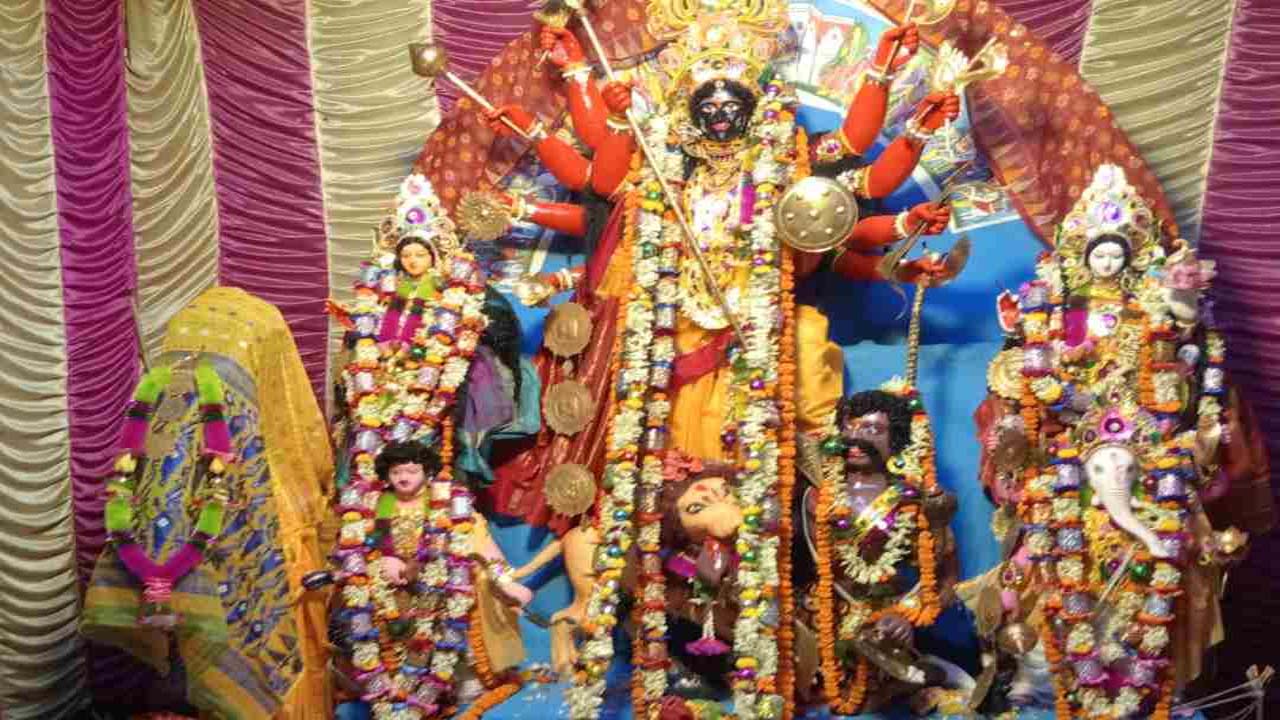 পোড়া-কালো মুখের প্রতিমা, ৪৪৪ বছর ধরে এভাবেই চলছে ক্যানিংয়ের ভট্টাচার্য পরিবার দুর্গাপুজো