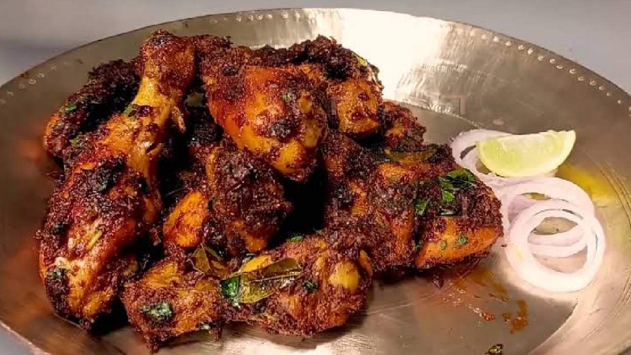 চিকেনের কষা, ঝোল খেয়ে মুখে অরুচি? নবমীর ভোজে ট্রাই করুন আদিবাসী স্টাইলে এই শালপাতা পোড়া চিকেন