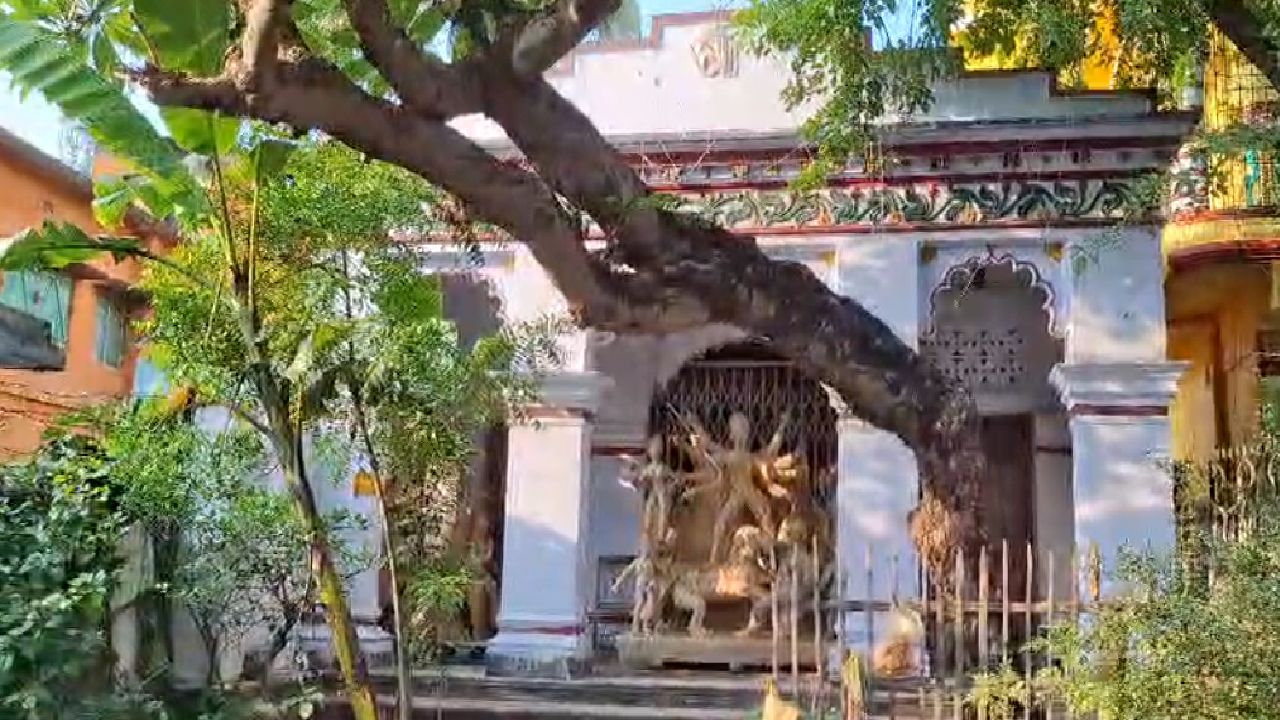  স্বপ্নাদেশ পান গনেশ  ও কার্ত্তিকের স্থান পরিবর্তনের, তারপর থেকে সেভাবেই হয়ে আসছে এই বাড়ির পুজো