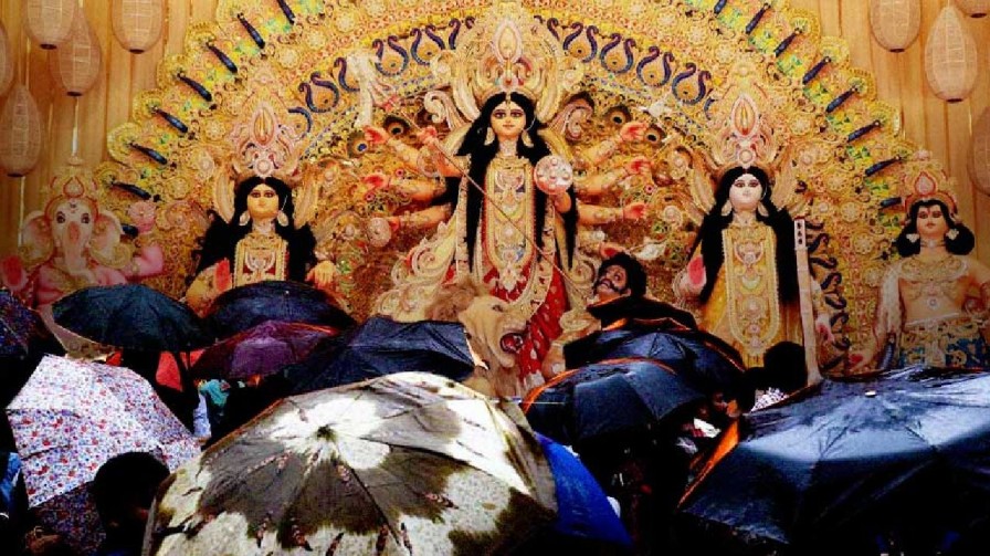বৃষ্টিকে বুড়ো আঙুল দেখিয়ে কীভাবে দেখবেন ঠাকুর?