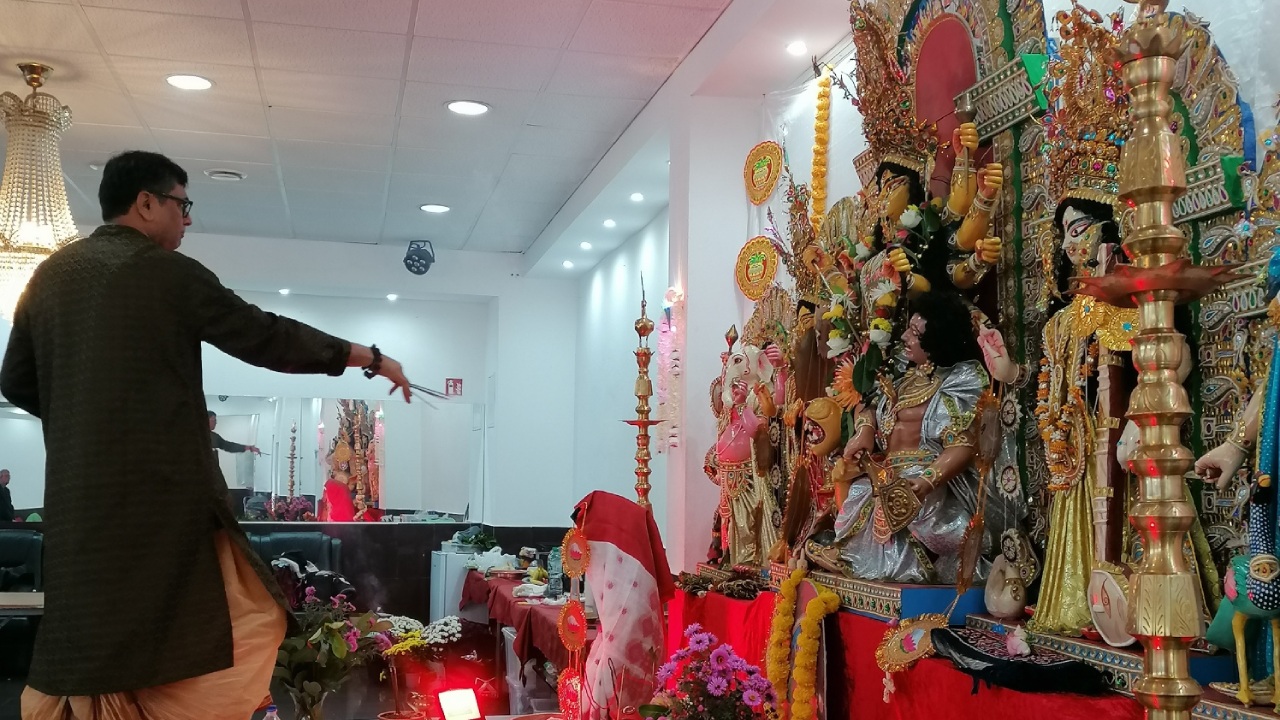 প্রবাসের আকাশে সাদা মেঘ, জার্মানিতেও ঘরে ফেরেন মা দুর্গা