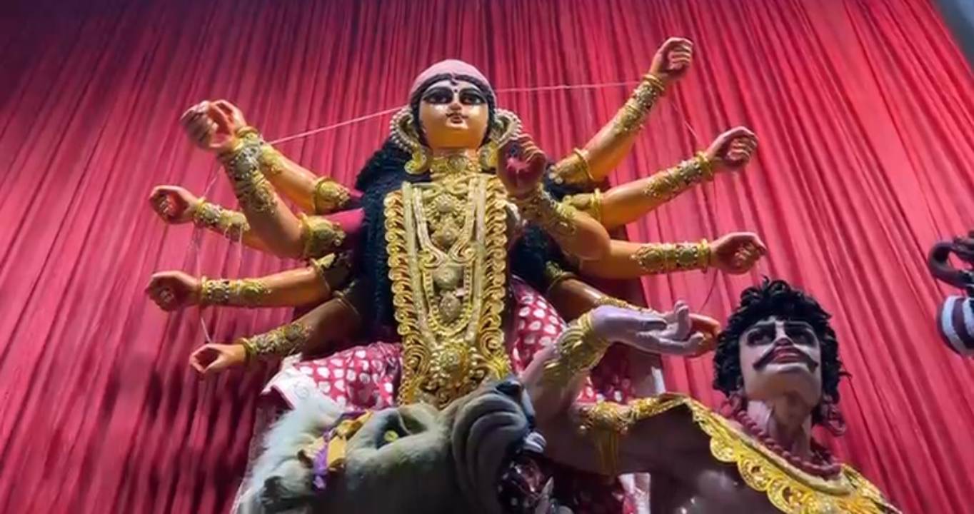 আদি থেকে নব্য- এক মণ্ডপে পুজোর ১০০ বুনোট