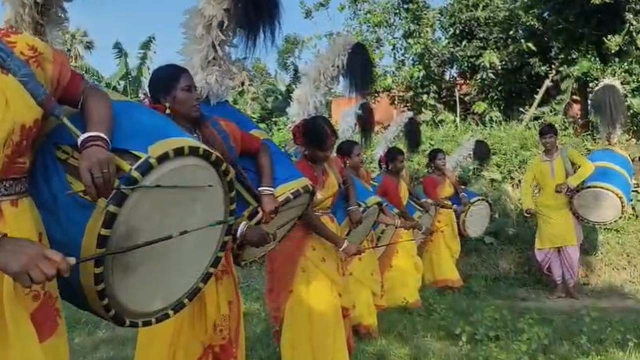 ঢাকের তালে নারী জাগরণ, গ্রাম বাংলা থেকে শহরের রাজপথে এবার মুর্শিদাবাদের রাইহাটের মহিলা ঢাকিরা 