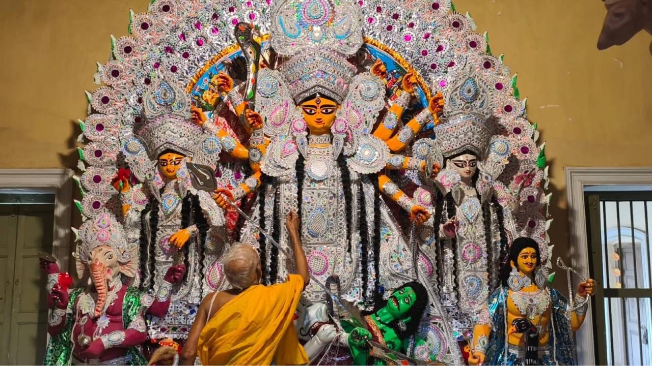 কাশিমবাজার রাজবাড়ির ৩০০ বছরের দুর্গাপুজো, জাঁকজমকে চোখ ছানাবড়া হাজার হাজার দর্শনার্থীর 