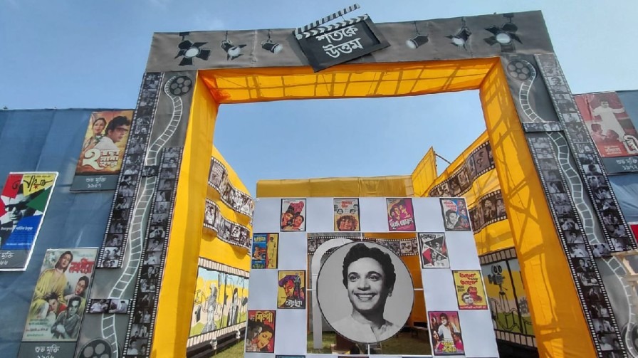  মণ্ডপের থিমে উত্তমকুমার! জন্মশতবর্ষে মহানায়ককে অভিনব শ্রদ্ধাঞ্জলি চুঁচুড়ার চাঁপাতলা বারোয়ারির