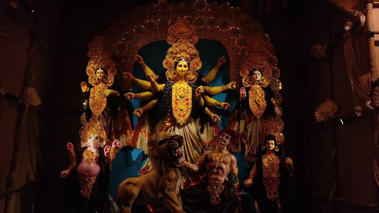 পাটের সাজে অভিনব আগমনী, পরিবেশ সচেতনতার বার্তা বেহালার লুনা ৭ স্টারের