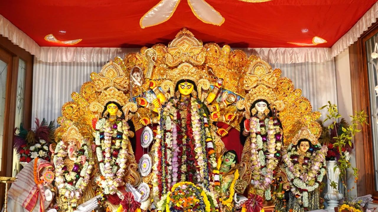 ৩০০ বছরের ইতিহাস নিয়ে এবারেও দুর্গা বাড়িতে ঝলমলে পুজোর আয়োজন