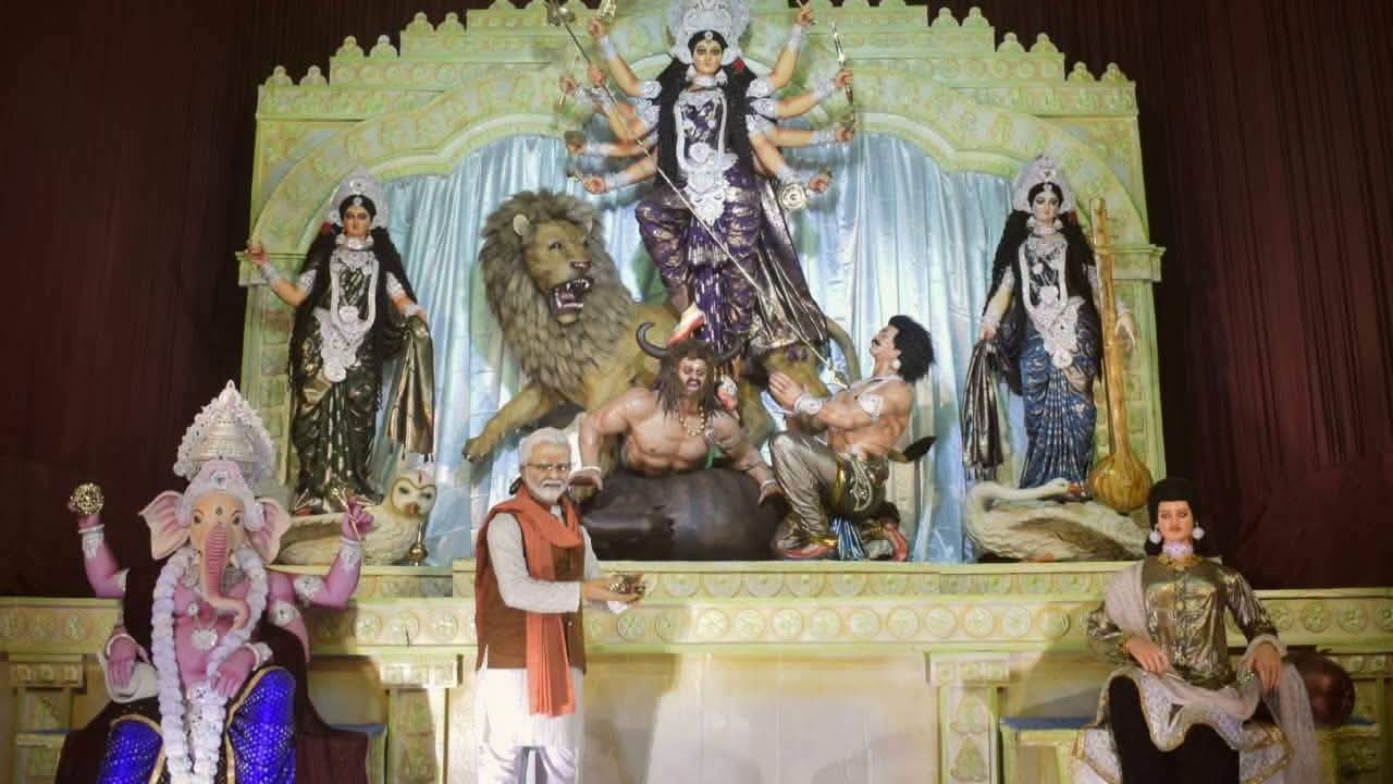 দেশের প্রধানমন্ত্রী পুজো করছেন মা দুর্গাকে, দেখার জন্য মানুষের লাইন