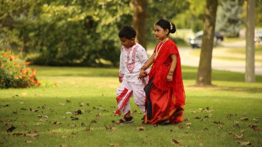 হ্যালোউইন ভুলে পুজোর গন্ধে মাতোয়ারা কানাডার খুদেরা!
